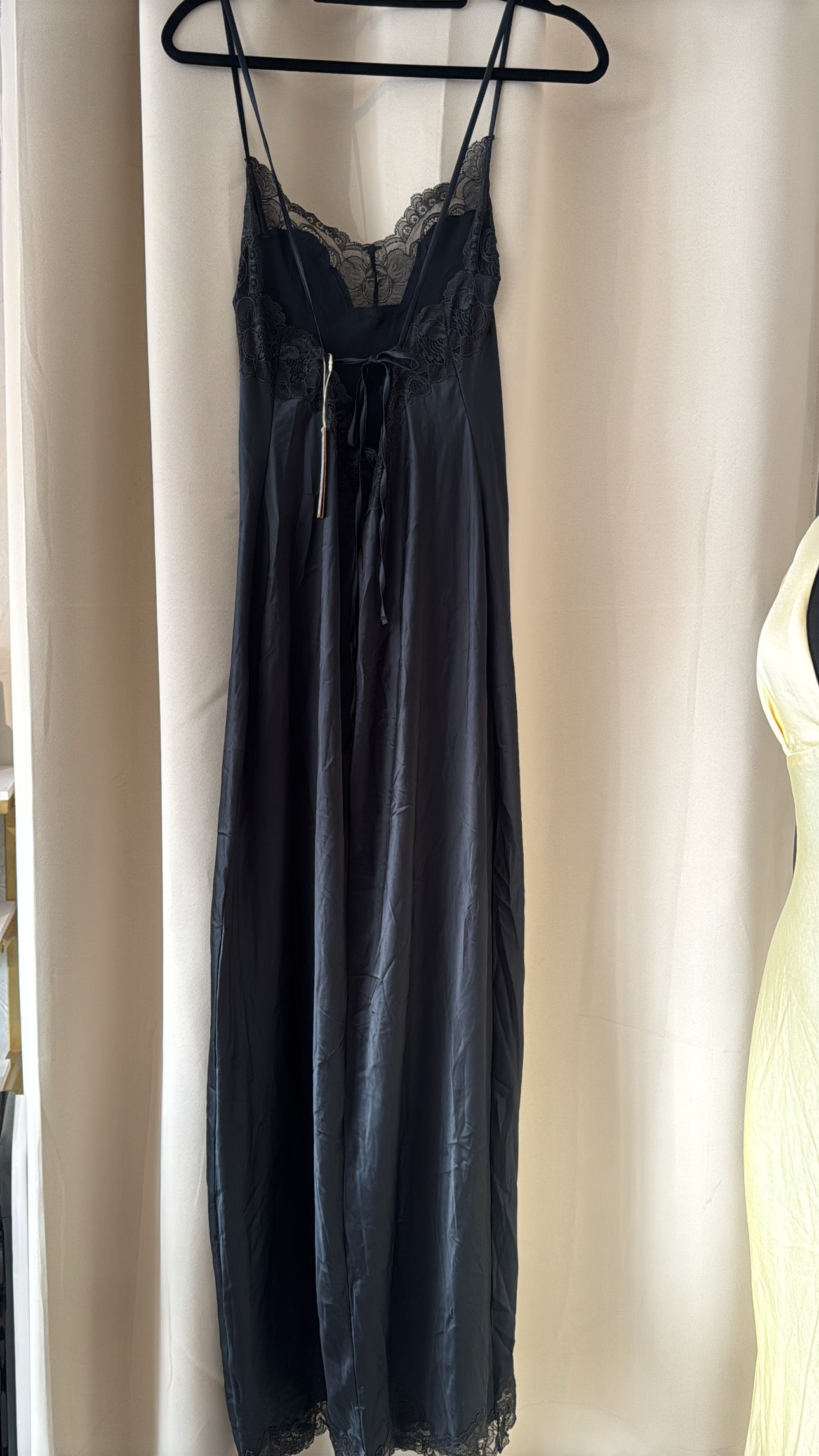 SKIMS LONG LACE DRESS EN ONYX | SKIMS - NO CAMBIOS NI DEVOLUCIONES