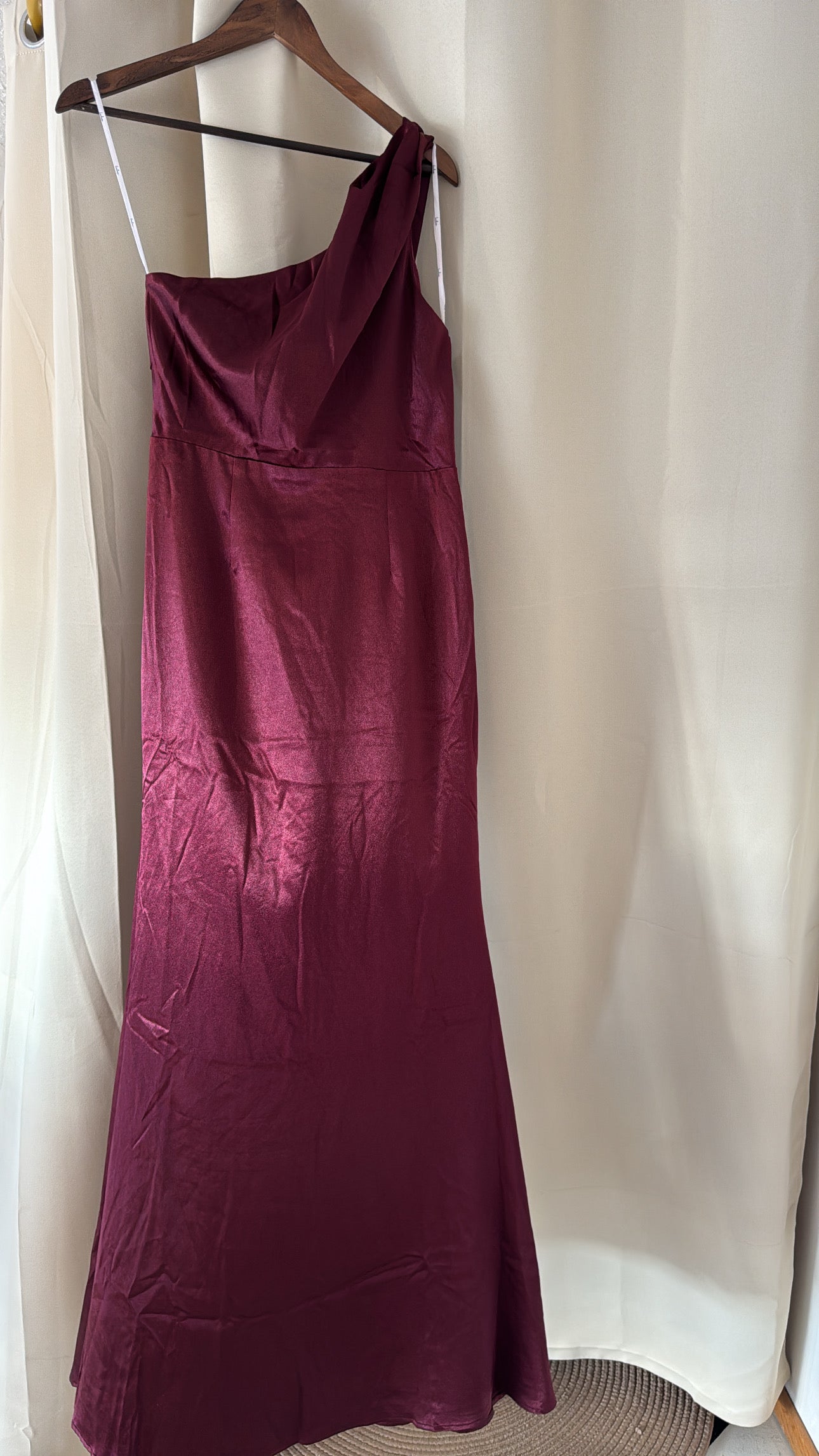 LULUS On the Guest List Burgundy Satin One-Shoulder Maxi Dress - NO CAMBIOS NI DEVOLUCIONES