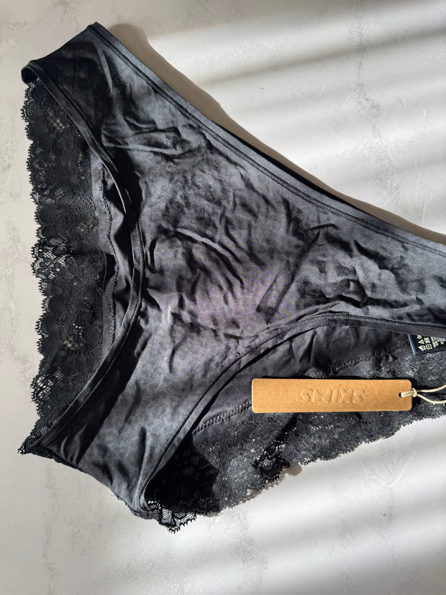 SHINE FOUNDATIONS LACE CHEEKY BRIEF - SKIMS - NO CAMBIOS NI DEVOLUCIONES