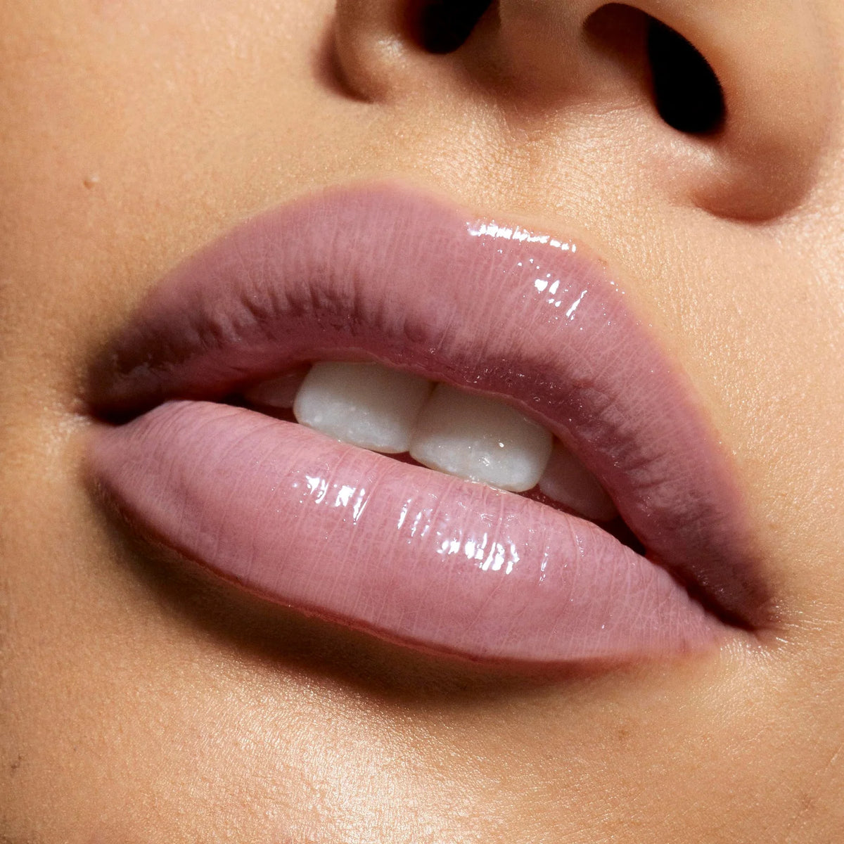 PREORDEN - Winter Kissed Supple Kiss Lip Glaze | KYLIE COSMETICS - 2 A 4 SEMANAS EN LLEGAR