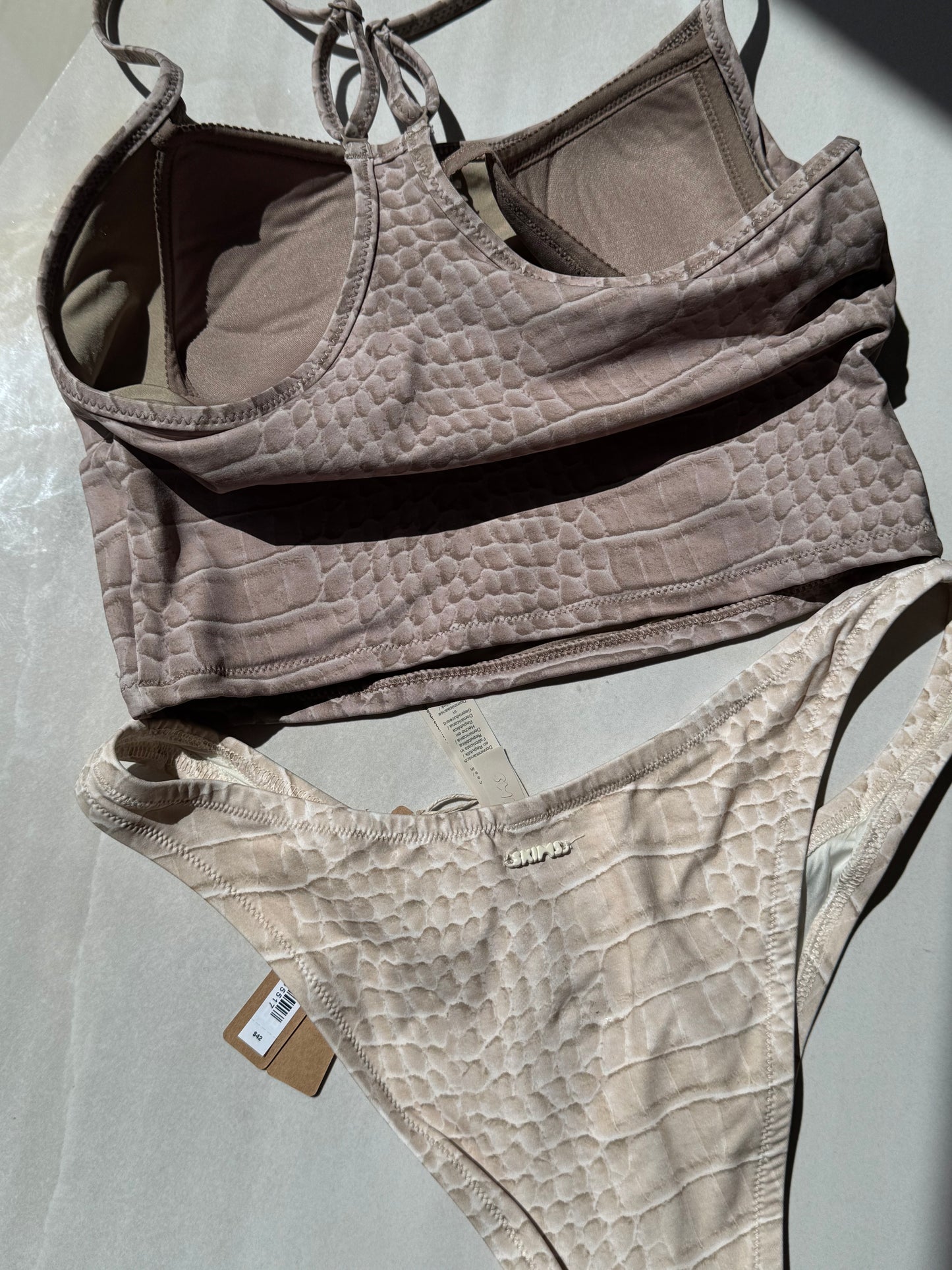 TWO PIECE SWIM SET EN CROCODILE PRINT | SKIMS - NO CAMBIOS NI DEVOLUCIONES
