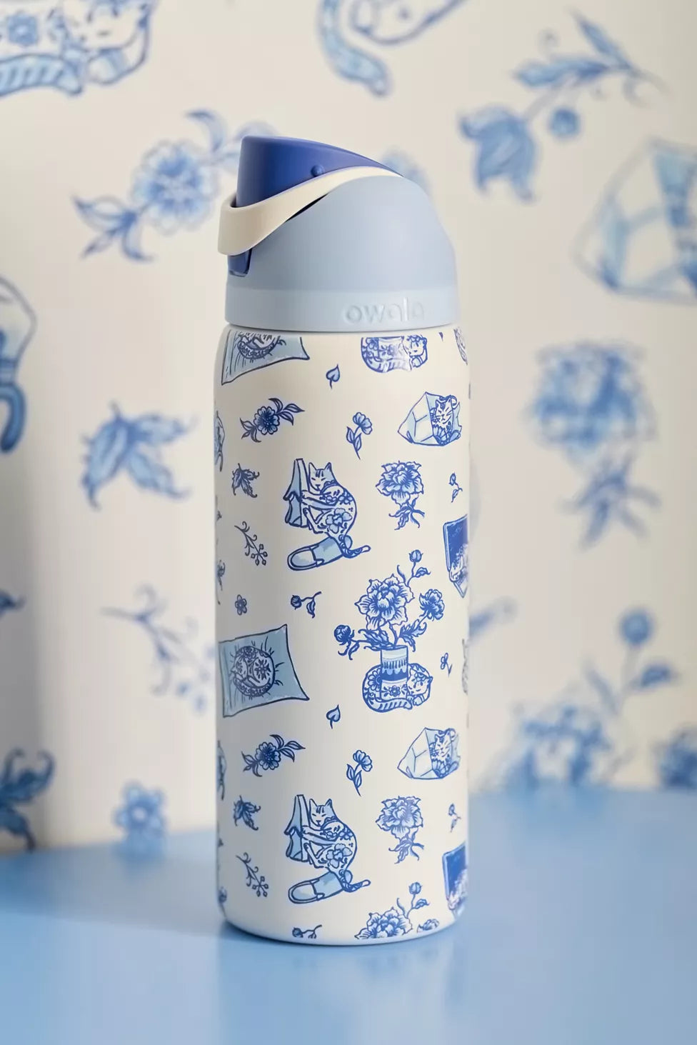 PREORDEN -Owala UO Exclusive Delft Cat Print FreeSip 32 oz Water Bottle - 2 A 4 SEMANAS EN LLEGAR