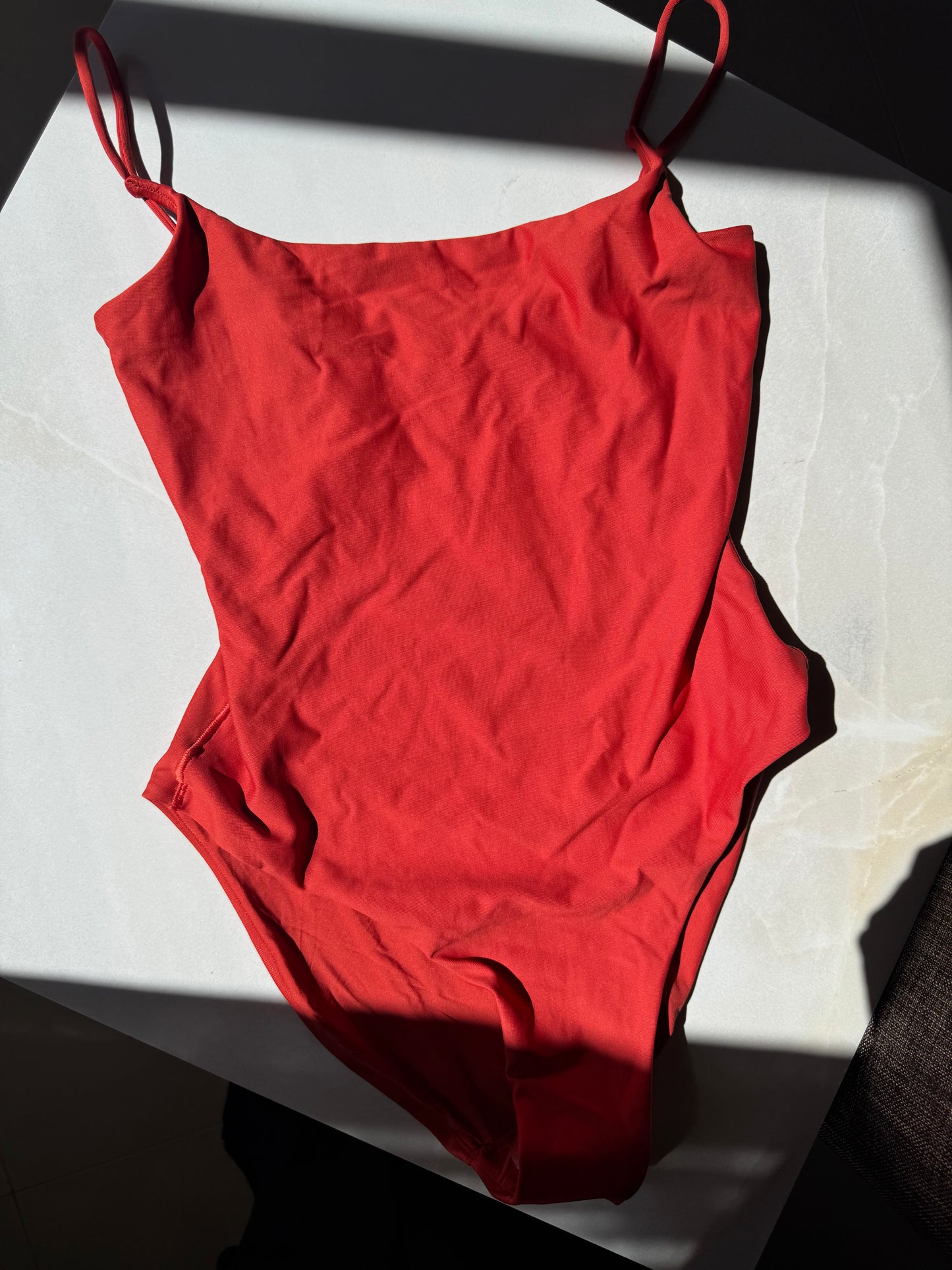 SQUARE NECK SCOOP ONCE PIECE SWIM  EN TERRA| SKIMS - NO CAMBIOS NI DEVOLUCIONES