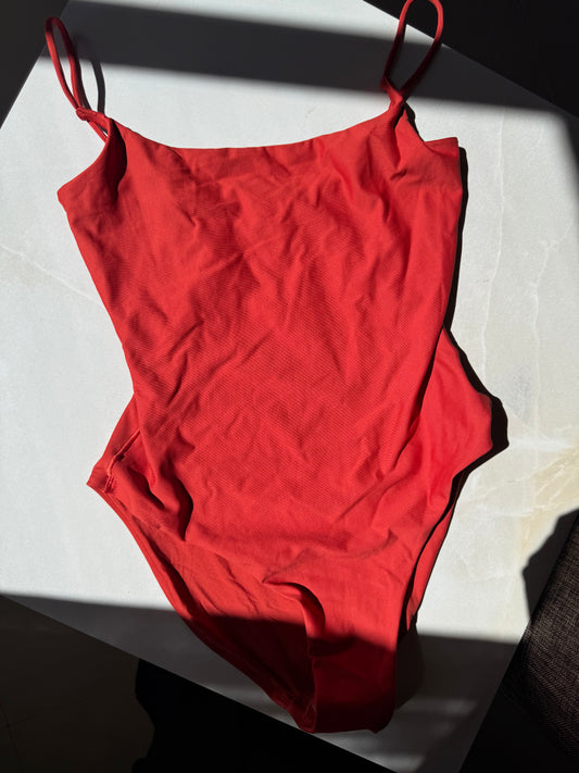 SQUARE NECK SCOOP ONCE PIECE SWIM  EN TERRA| SKIMS - NO CAMBIOS NI DEVOLUCIONES