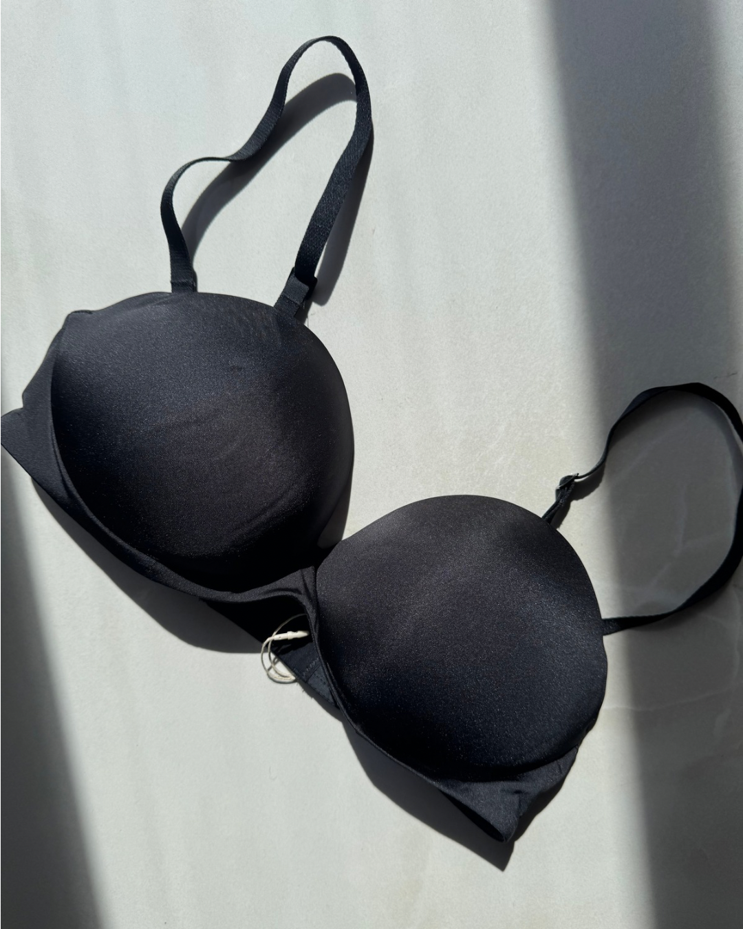 ULTIMATE STRAPLESS PUSH-UP BRA EN ONYX | SKIMS - NO CAMBIOS NI DEVOLUCIONES