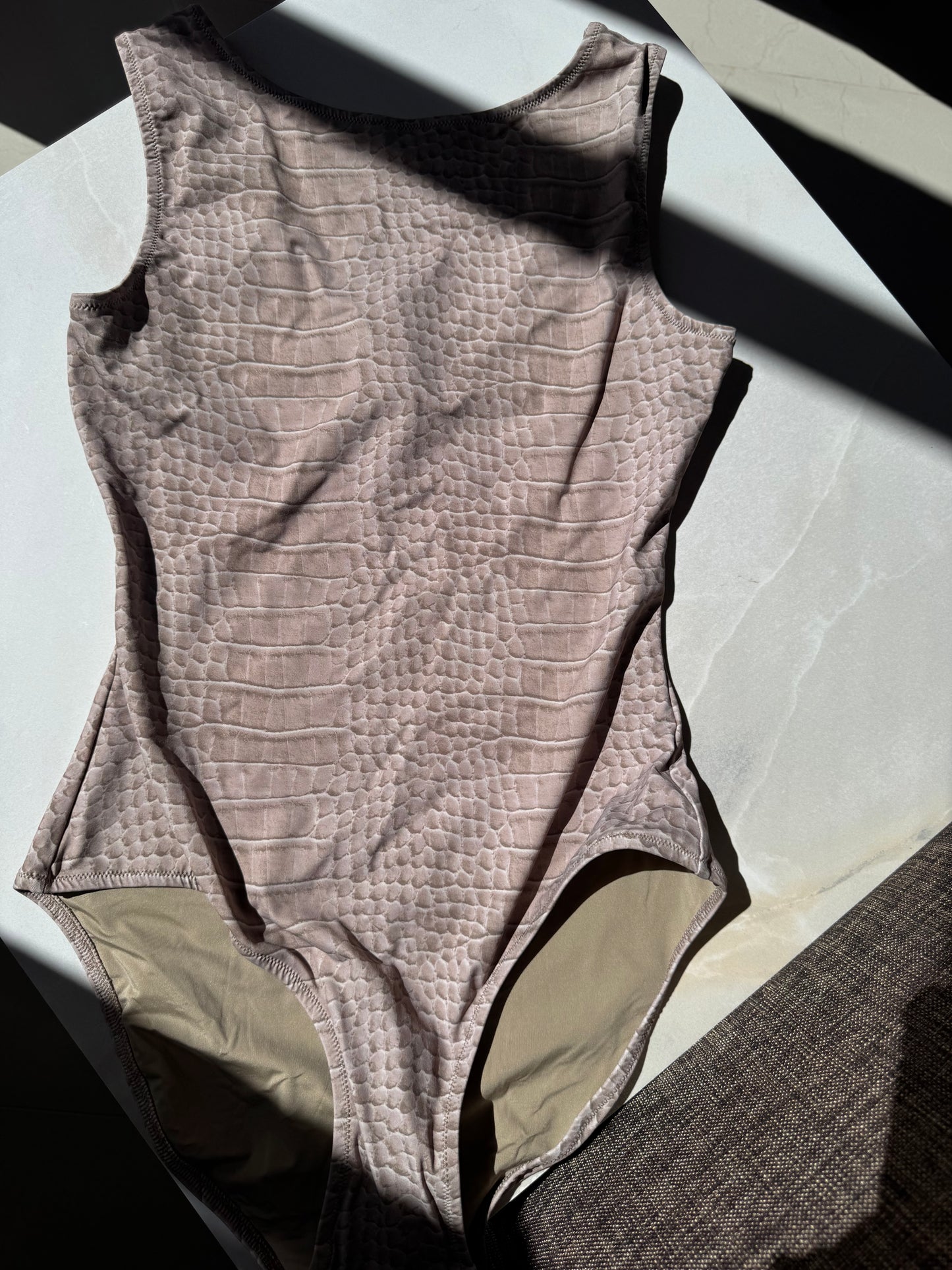 HIGH NECK ONE PIECE SWIM  EN CROCODILE DUNE| SKIMS - NO CAMBIOS NI DEVOLUCIONES