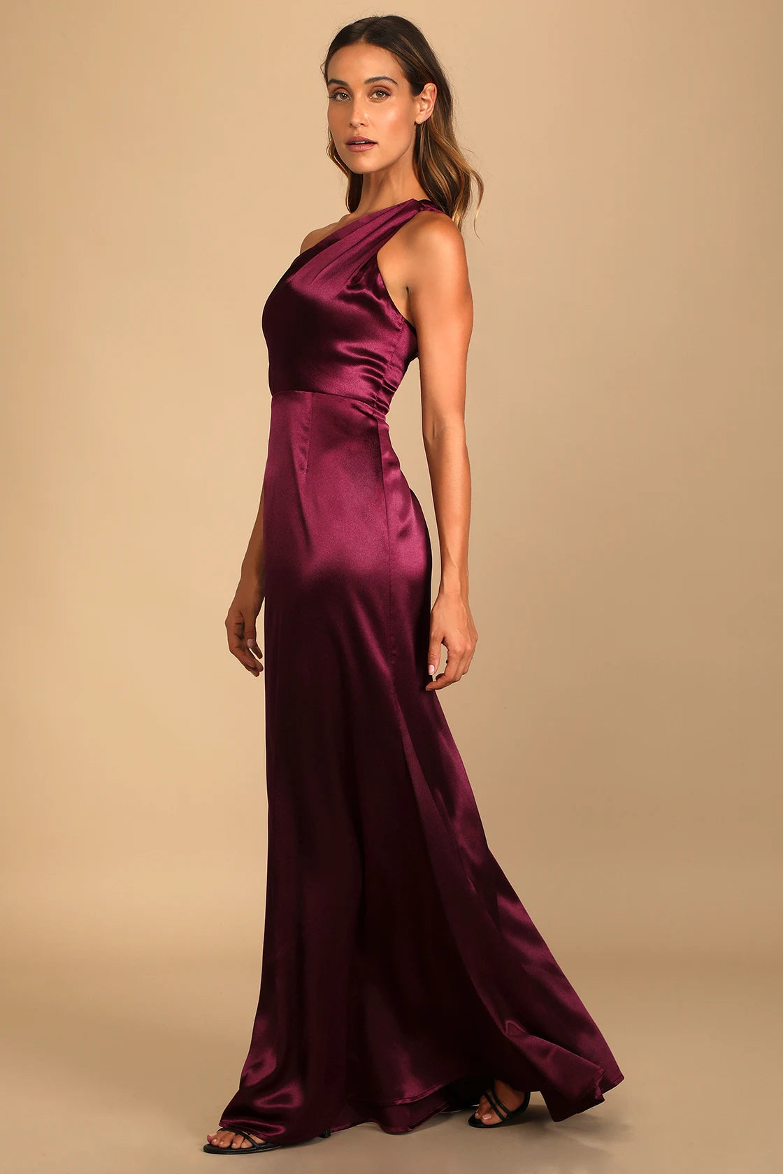 LULUS On the Guest List Burgundy Satin One-Shoulder Maxi Dress - NO CAMBIOS NI DEVOLUCIONES