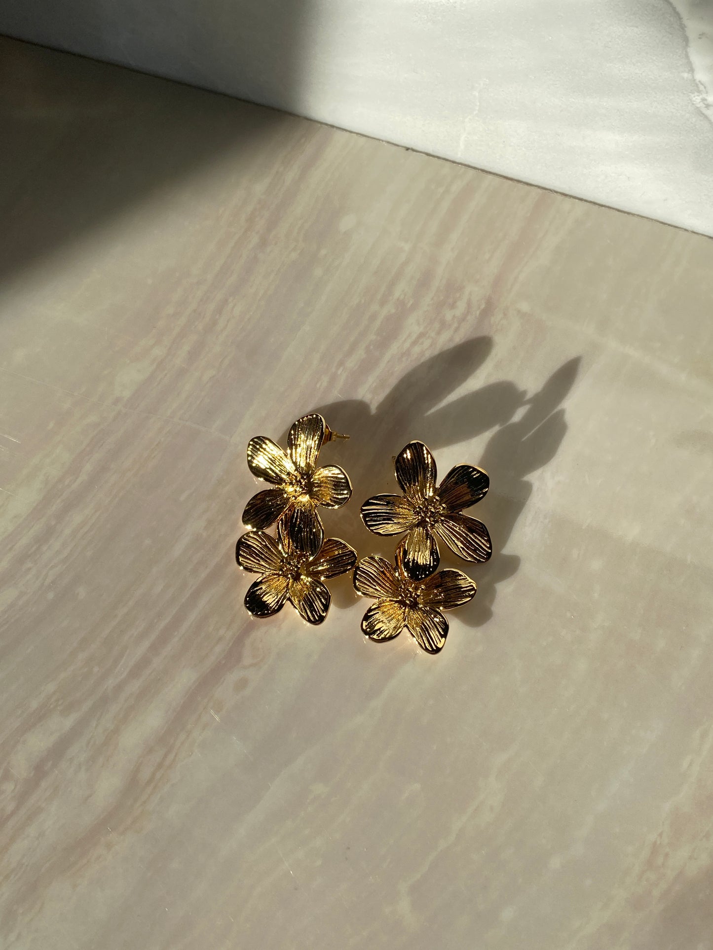 Aretes largos de flor