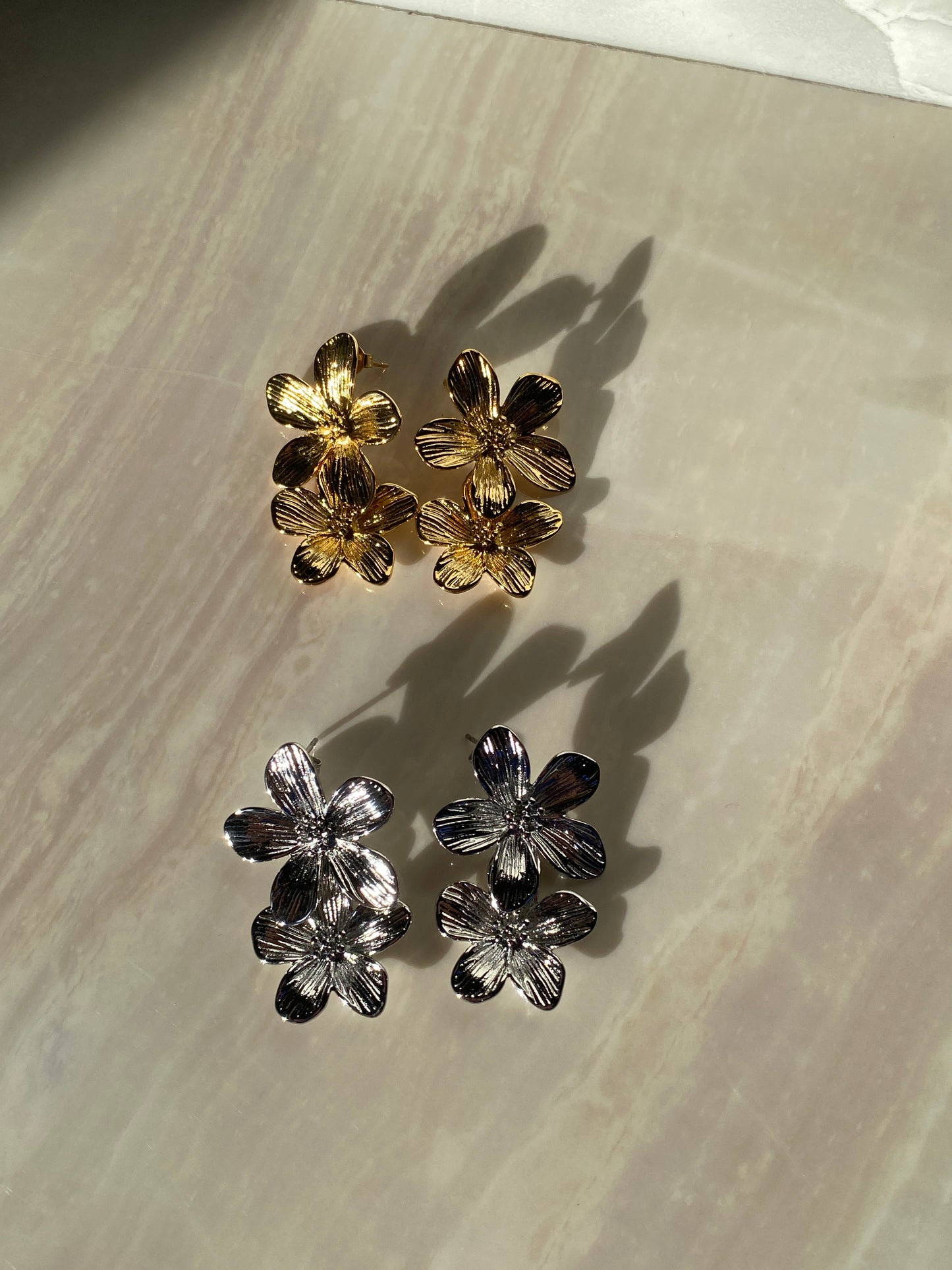 Aretes largos de flor