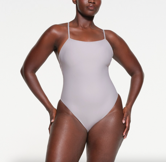 RECYCLED SWIM CAMI ONE PIECE | TRAJE DE BAÑO - SKIMS - NO CAMBIOS NI DEVOLUCIONES