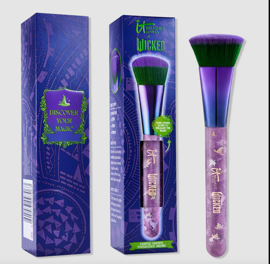 PREORDEN -IT Brushes for ULTA x Wicked Limited-Edition Elphaba Foundation Brush - 2 A 4 SEMANAS EN LLEGAR