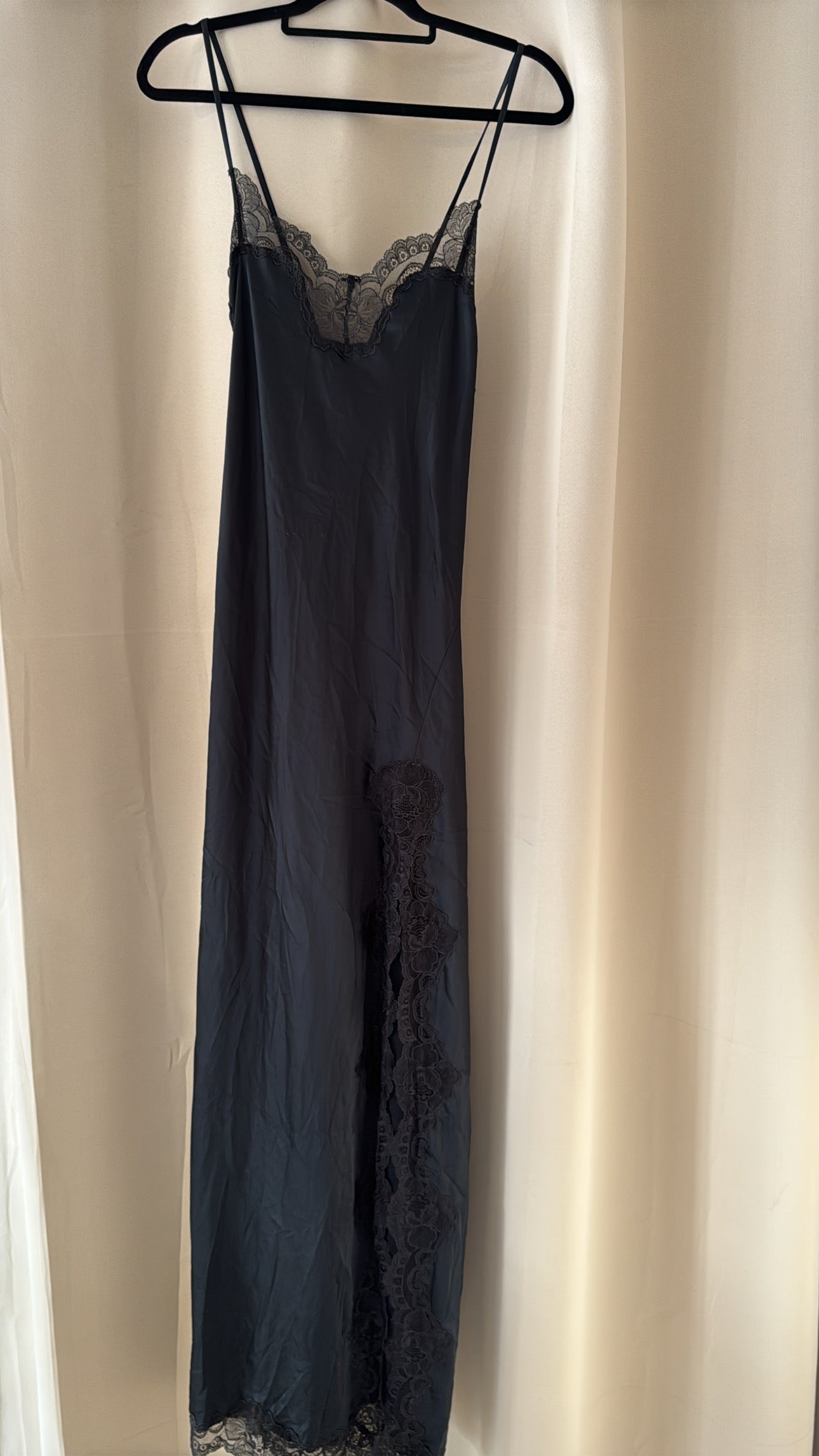 SKIMS LONG LACE DRESS EN ONYX | SKIMS - NO CAMBIOS NI DEVOLUCIONES