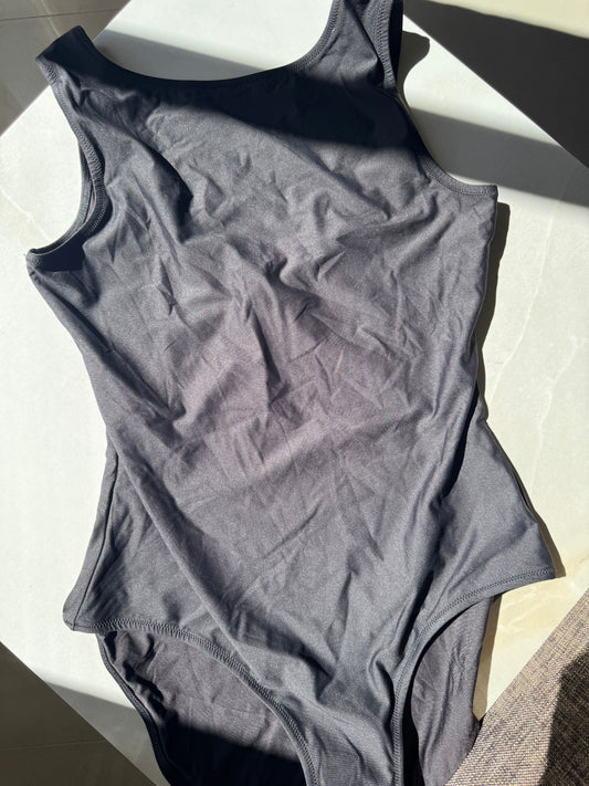 HIGH NECK ONE PIECE SWIM EN ONYX | SKIMS - NO CAMBIOS NI DEVOLUCIONES