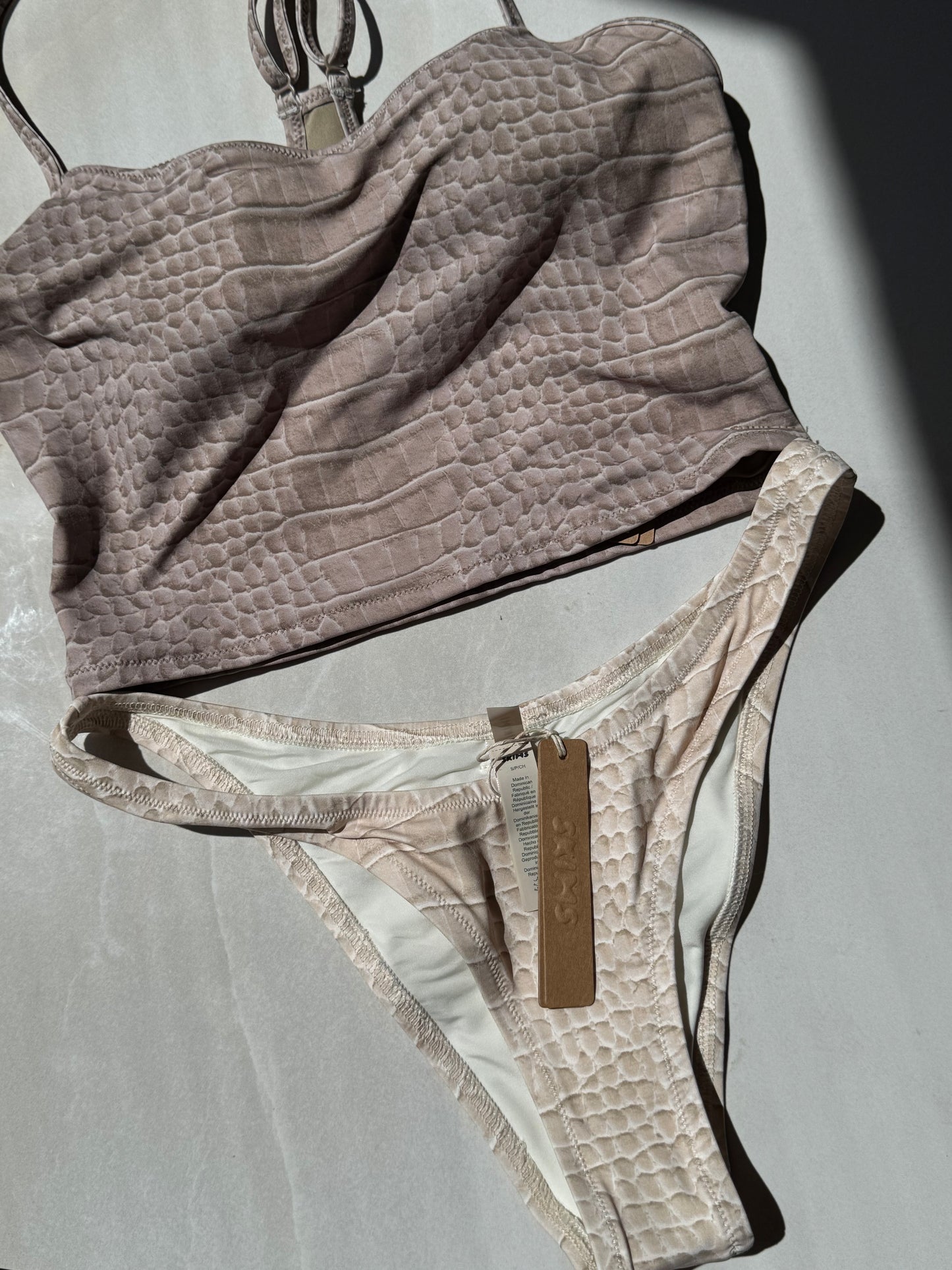 TWO PIECE SWIM SET EN CROCODILE PRINT | SKIMS - NO CAMBIOS NI DEVOLUCIONES