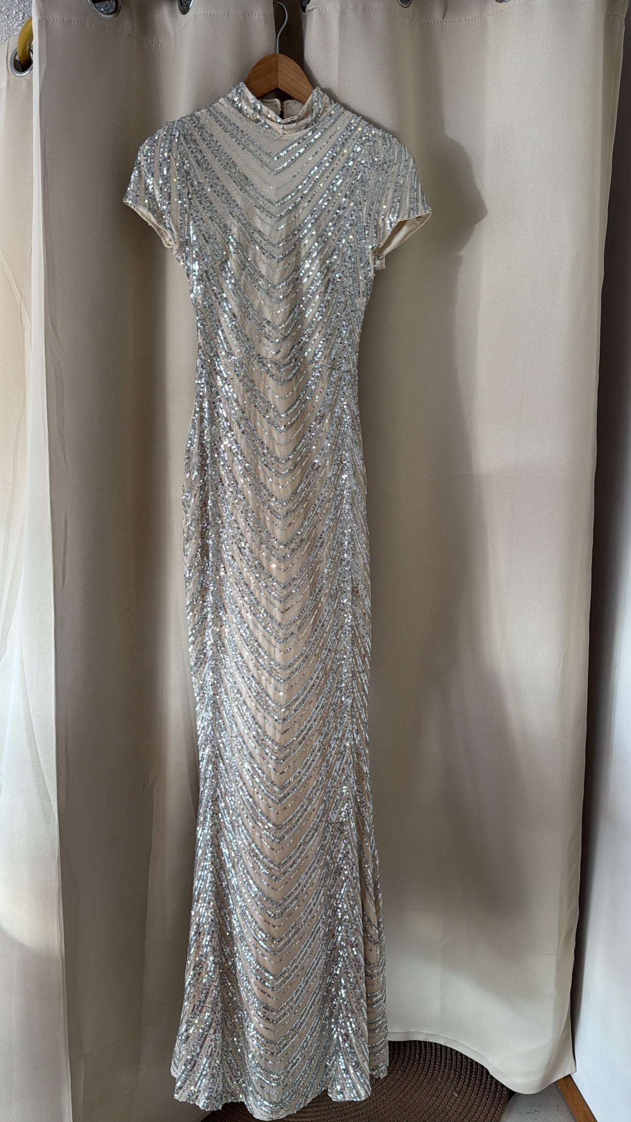 Club L London sequin geo print high neck maxi dress in cream - NO CAMBIOS NI DEVOLUCIONES