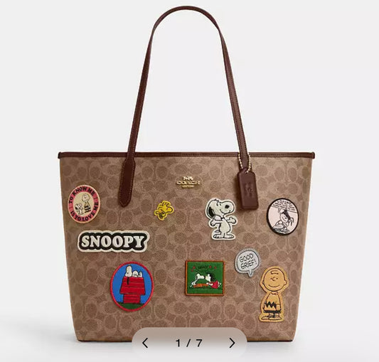 PREORDEN - Coach X Peanuts City Tote In Signature Canvas With Patches | COACH - 2 A 4 SEMANAS EN LLEGAR