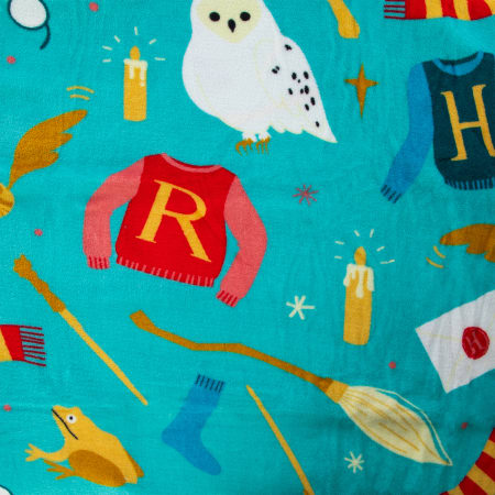 PRE-ORDEN- Harry Potter™ Travel Throw Blanket 40in x 50in TARDA DE 2-4 SEMANAS EN LLEGAR