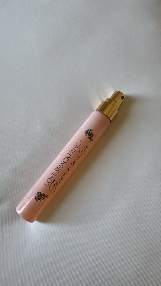 PIEZA DAÑADA -Forever in Love Eau de Parfum with Green Pear & Gardenia Travel Spray | LOVESHACKFANCY - 3/4 LLENO, SIN CAJA NI TAPA