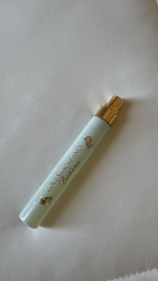 PIEZA DAÑADA -Bohème Eau de Parfum with Peony Travel Spray | LOVESHACKFANCY - LLENO, SIN CAJA NI TAPA
