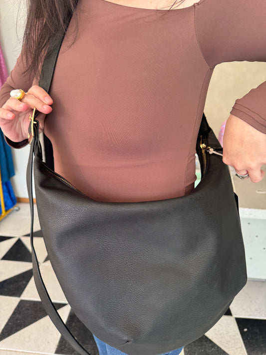 Half Moon Faux Leather Bag - Universal Thread- NO CAMBIOS NI DEVOLUCIONES