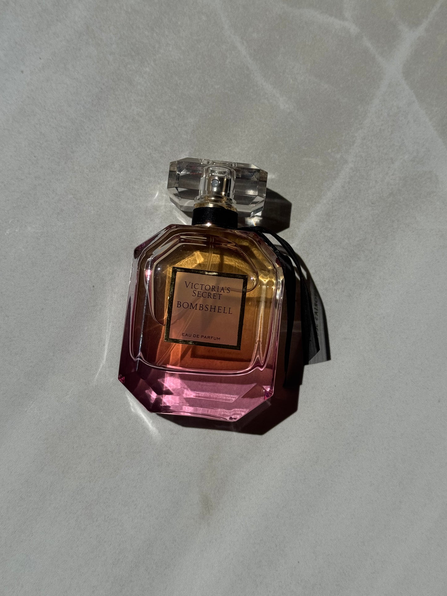 VICTORIA´S SECRET BOMBSHELL PERFUME 50 ML- LLENO, SIN NINGÚN DETALLE, SIN CAJA
