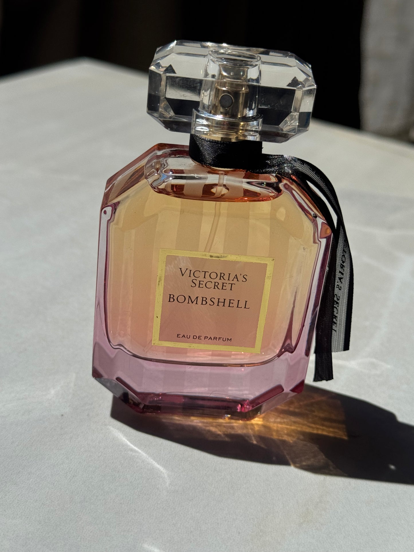 VICTORIA´S SECRET BOMBSHELL PERFUME 50 ML- LLENO, SIN NINGÚN DETALLE, SIN CAJA