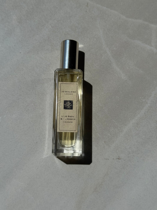 JO MALONE - LIME, BASIL & MANDARIN | EDICIÓN LIMITADA - LLENO, SIN CAJA, QUEBRADO DE ABAJO PERO AUN ASI SE SOSTIENE PARADO