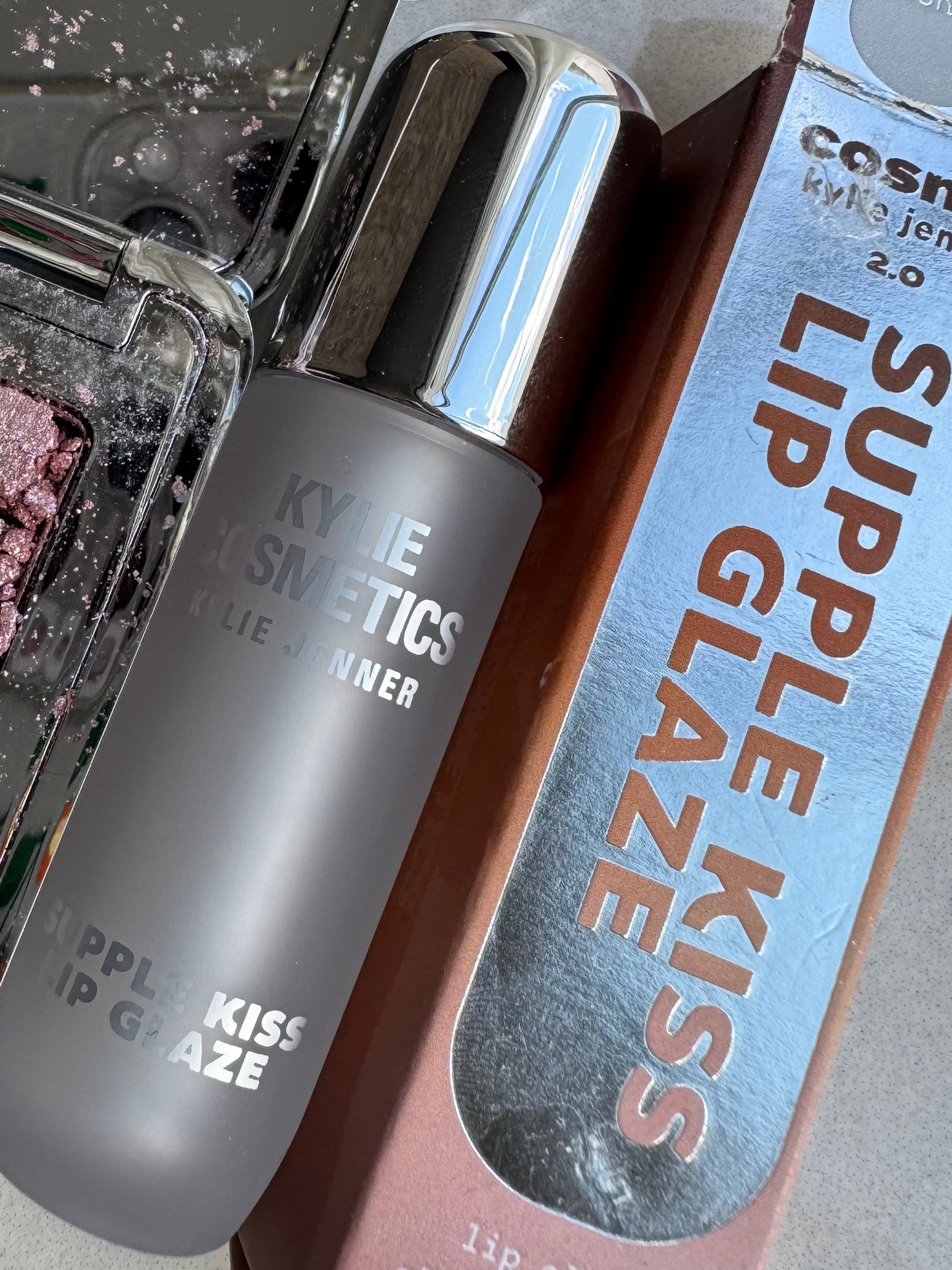 PIEZA DAÑADA - Supple Kiss Lip Glaze| KYLIE COSMETICS - REVISA DESCRIPCIÓN