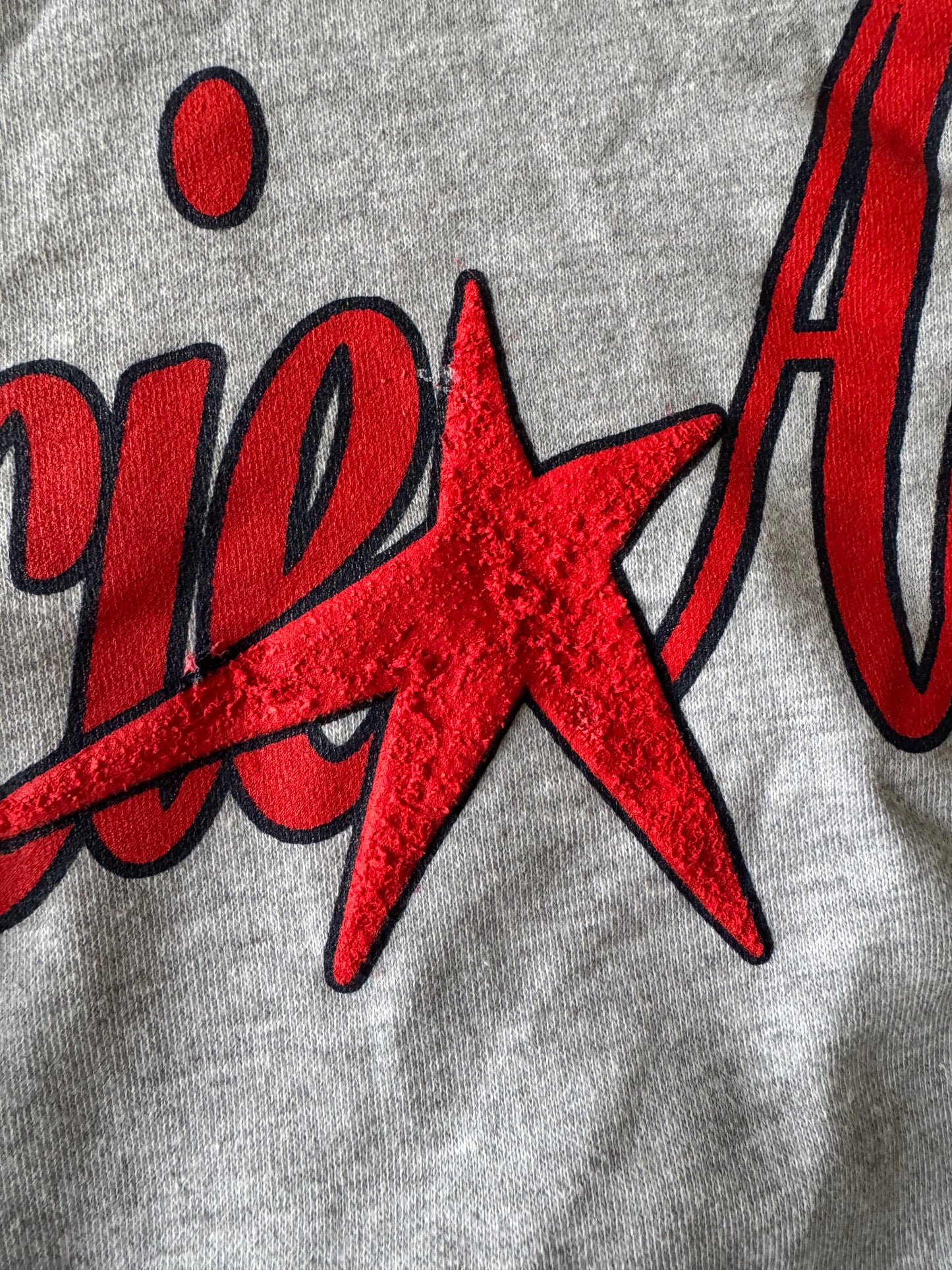 PIEZA DAÑADA -TSOU Deluxe Heather Grey Star Hoodie - LIGERA TEXTURA EN LA ESTRELLA Y MANCHA PEQUEÑA