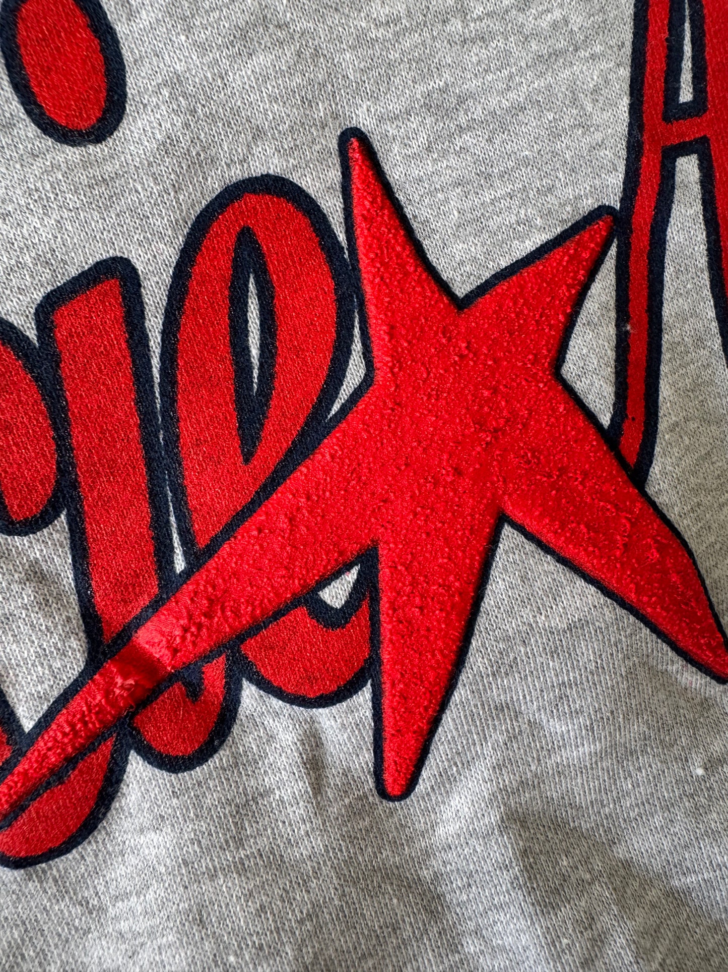 PIEZA DAÑADA -TSOU Deluxe Heather Grey Star Hoodie - LIGERA TEXTURA EN LA ESTRELLA