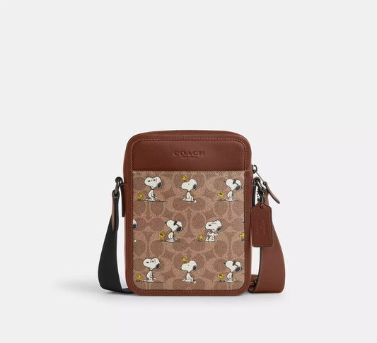PREORDEN -Coach X Peanuts Sullivan Crossbody Bag In Signature Canvas With Snoopy Print - 2 A 4 SEMANAS EN LLEGAR