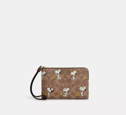 PREORDEN -Coach X Peanuts Corner Zip Wristlet In Signature Canvas With Snoopy Print- 2 A 4 SEMANAS EN LLEGAR